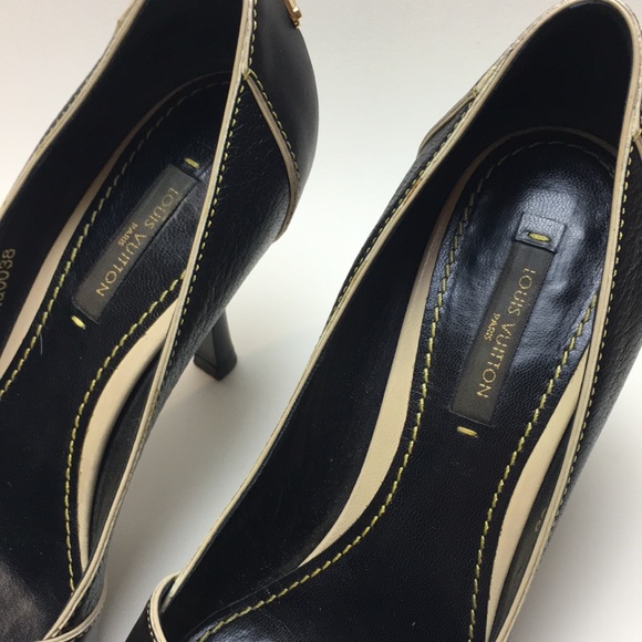 Louis Vuitton Pointed Toe Pumps - Picture 2 of 8